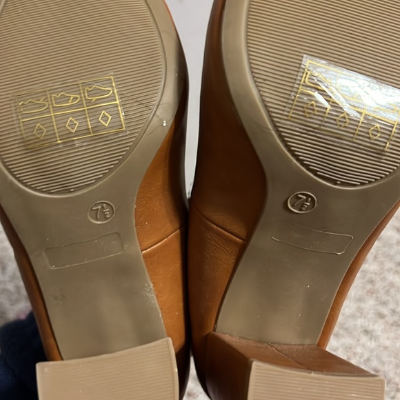 Mary Jane Style Block Pump - Picture 7 of 8